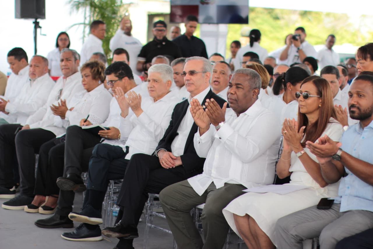 El presidente Luis Abinader encabeza designación de la avenida Ecológica con el nombre de José Francisco Peña Gómez